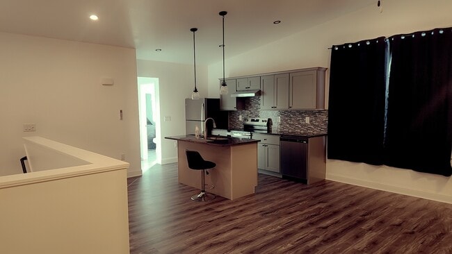 Cocina con isla - 806 N Ann St Unidad Newly built 1 bedroom apa