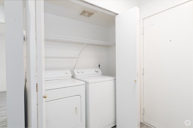 2BR, 1BA - 795SF - Laundry - OUTLOOK APTS
