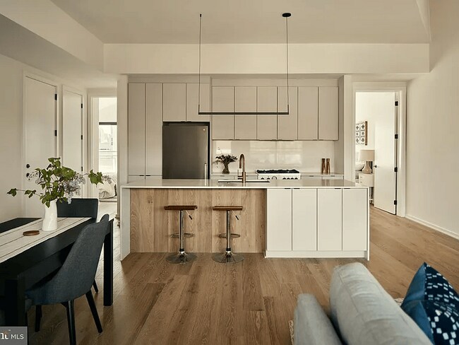 Photo - 2011 Cambridge St