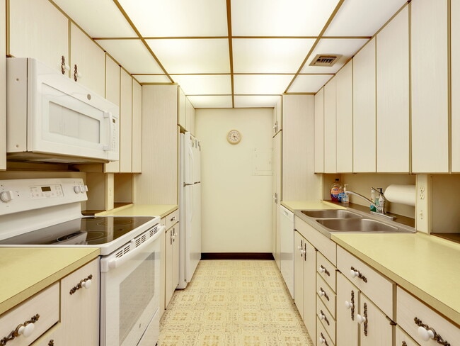 Photo - 555 Park Shore Dr Unidad #307 Rental