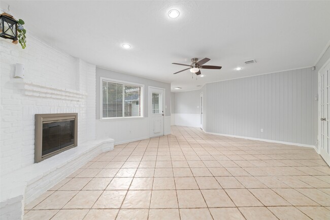 Building Photo - 25602 Oakhurst Dr