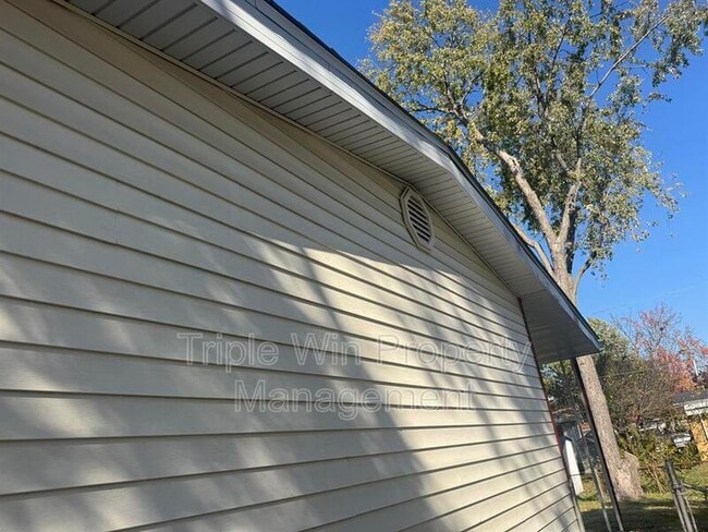 Photo - 775 Crabapple Ln