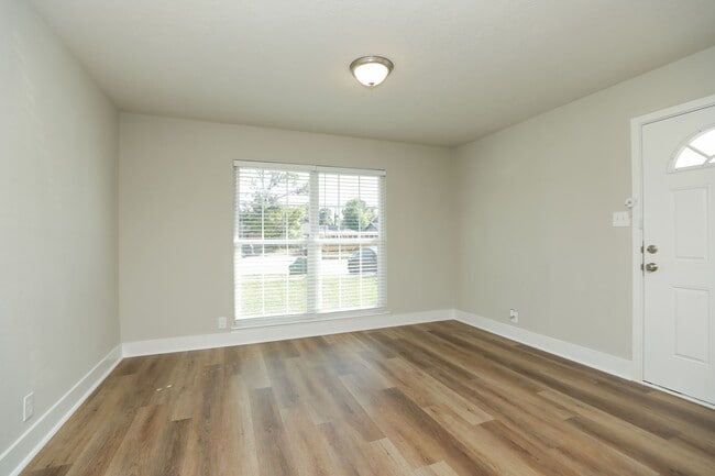 Photo - 631 Edgebrook Dr