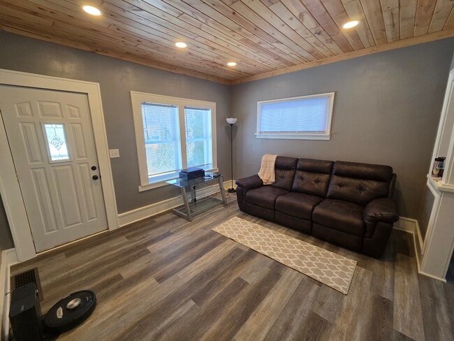 Photo - 302 2nd Ave NE