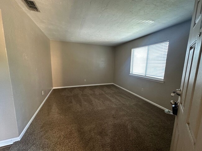 Photo - Upstairs unit on the golf course available NOW!!! Unidad D