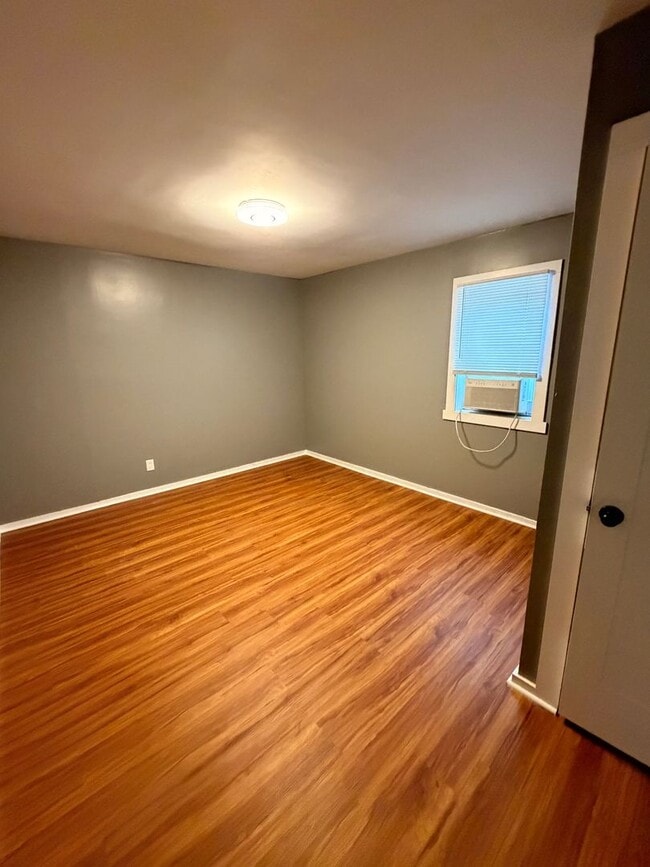 Photo - Beautifully renovated 2 br house!