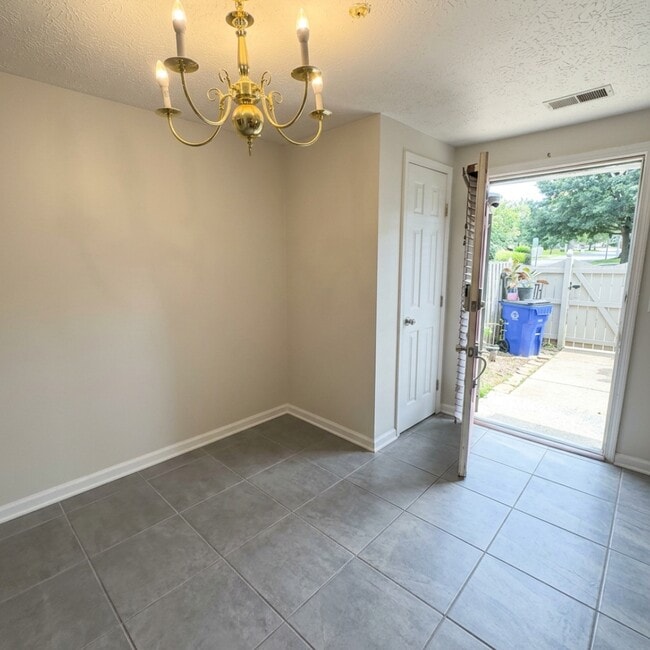 Photo - 594 Cascade Way