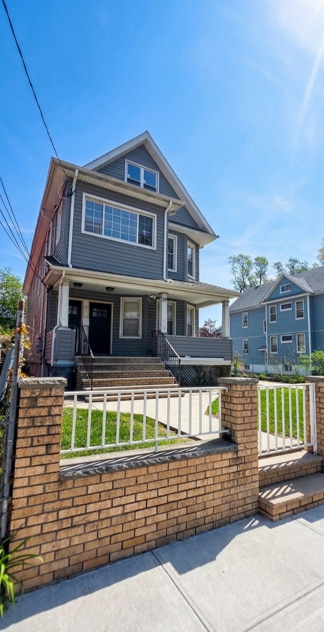 Building Photo - 97 Elm St Unit Second Floor Apartment