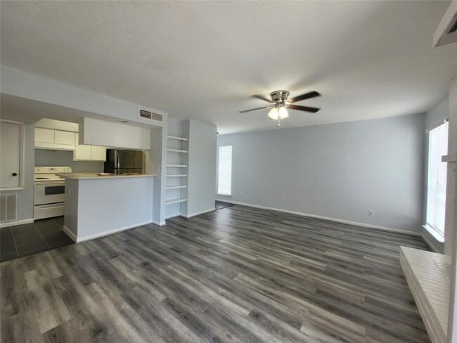 Building Photo - 3919 Fairmont Pkwy Unit 180
