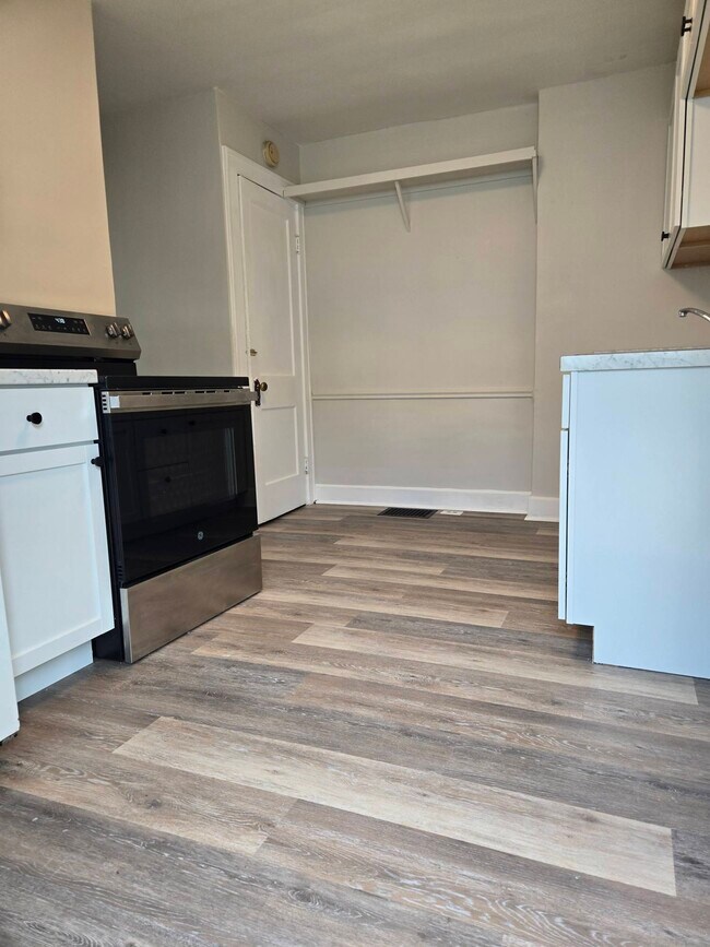 Photo - 721 E 54th St
