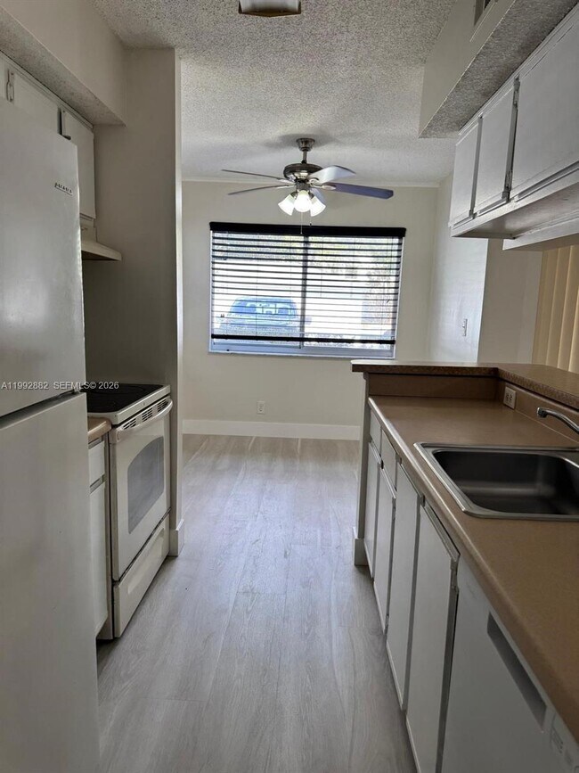 Photo - 320 NE 12th Ave Unidad 703