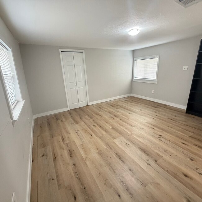 Photo - 6934 Schley St