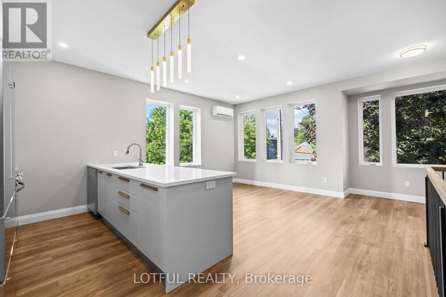 Photo - 516 Tweedsmuir Ave