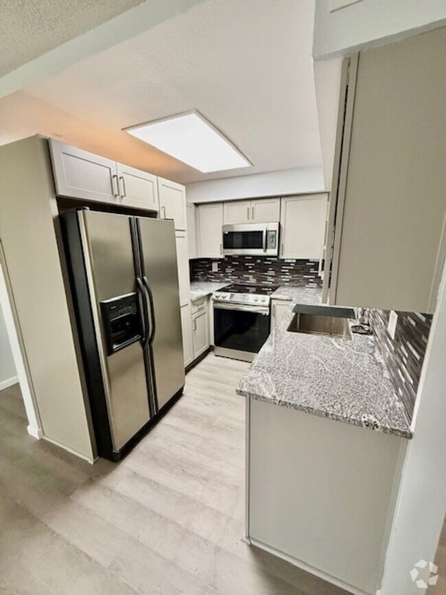 Building Photo - Beautifully remodeled 2 bedroom condo at w... Unit 3B