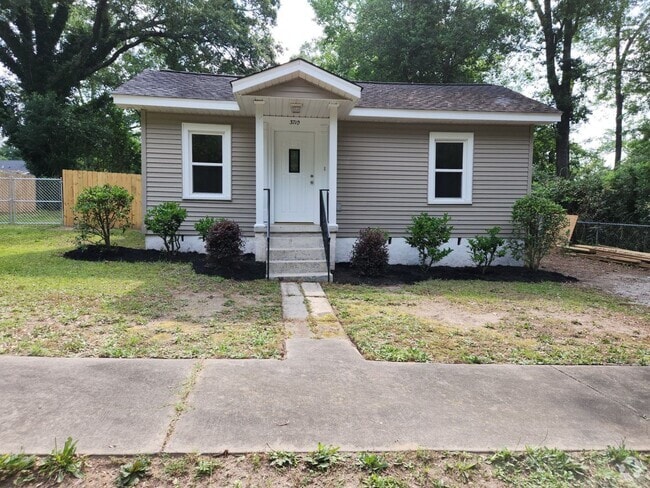 Building Photo - Lovley 3 Bedroom 2 Bath Rental