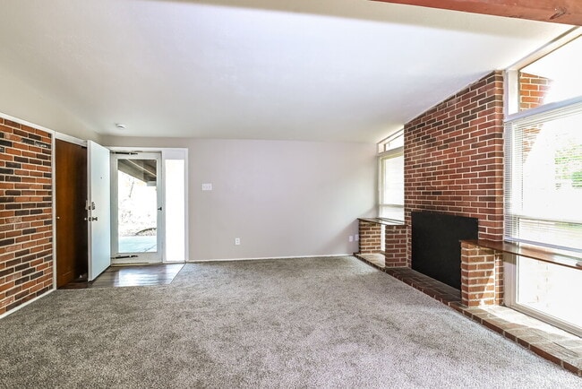 Photo - 790 Pebble Ln