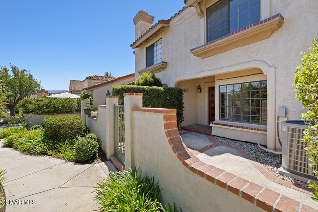 Building Photo - 460 Country Club Dr