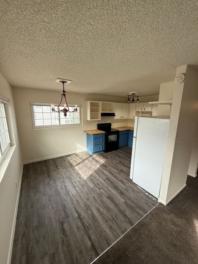Building Photo - Spacious 3 Bedroom 2 Bathroom Condo in Eas... Unit 113