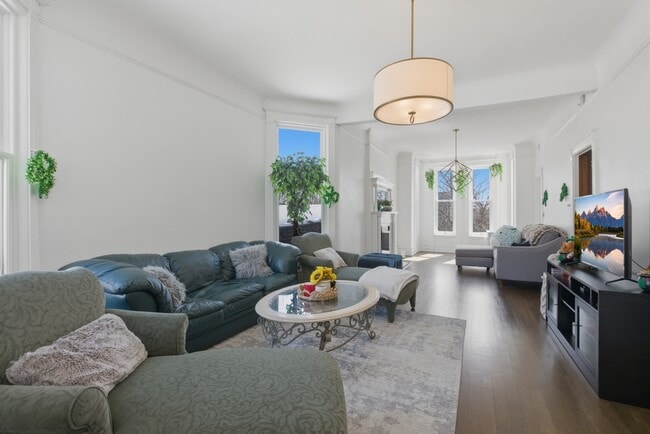 Building Photo - 850 W Oakdale Ave Unit O3