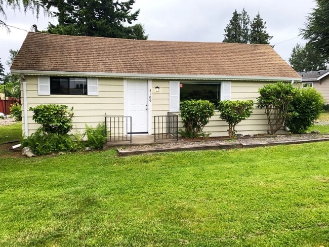 Building Photo - Newly Remodeled 3-bedroom 1 Bath, Spacious Home, All New Appliances and Flooring!