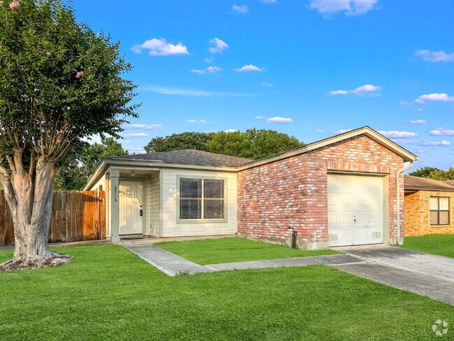 Building Photo - Cozy 2 Bedroom 2 Bath 1 Story Home