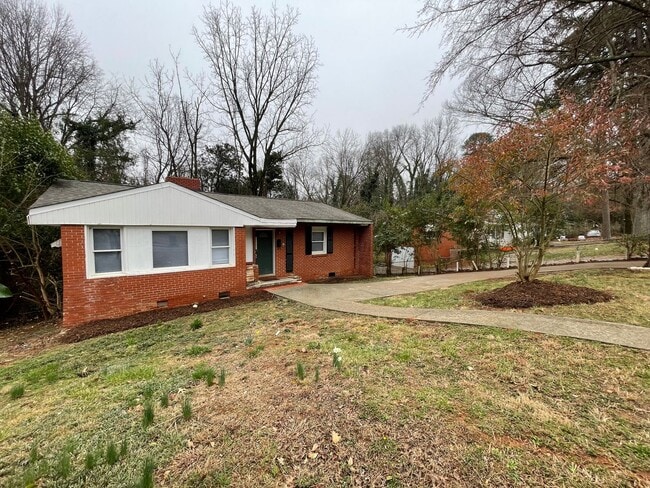 Charming 3 Bedroom Home Just Outside Uptown! - Charming 3 Bedroom Home Just Outside Uptown!