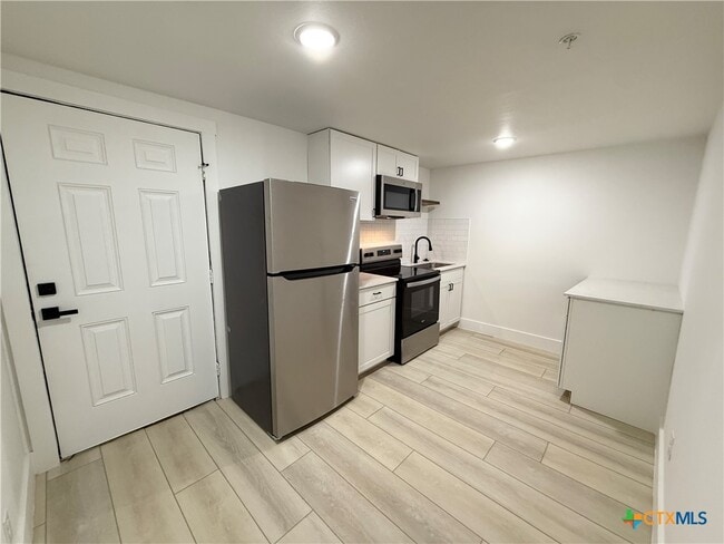 Building Photo - 2204 W San Antonio St Unit 2