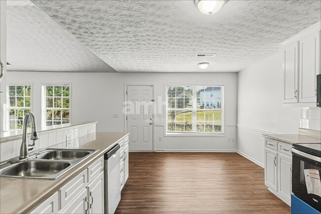 Photo - 282 Rockingham Dr