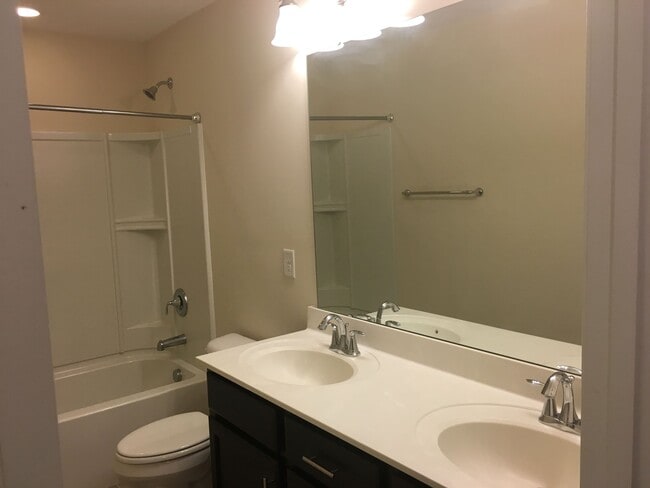 Guest Full Bath - 530 Methven Grove Dr