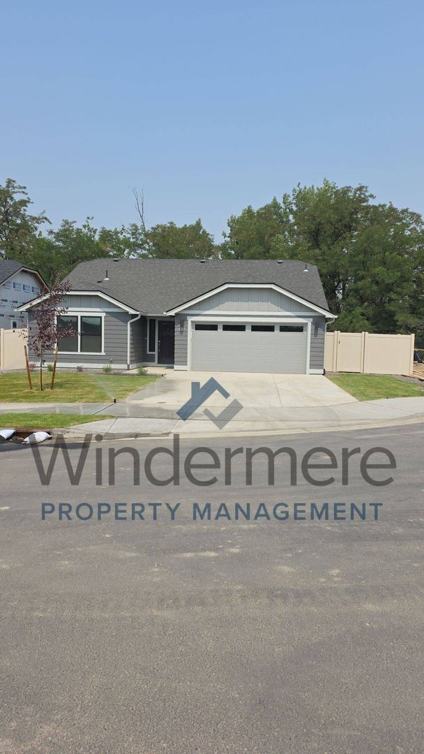 Photo - 637 Kingbird Ct