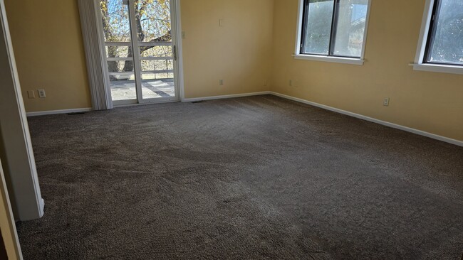 Living room - 616 East St S