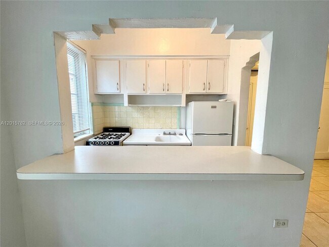 901 Collins Ave Unit 103