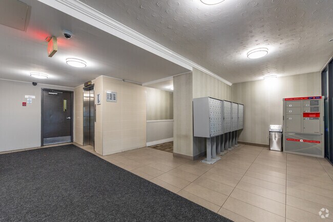 Lobby - 4981 Bathurst Apartments