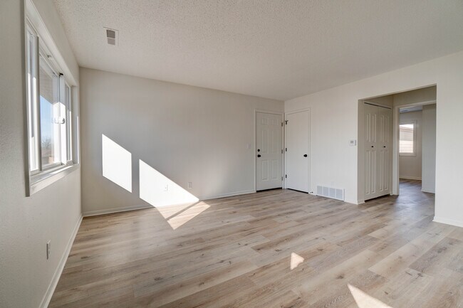 Photo - 922 Boston Way