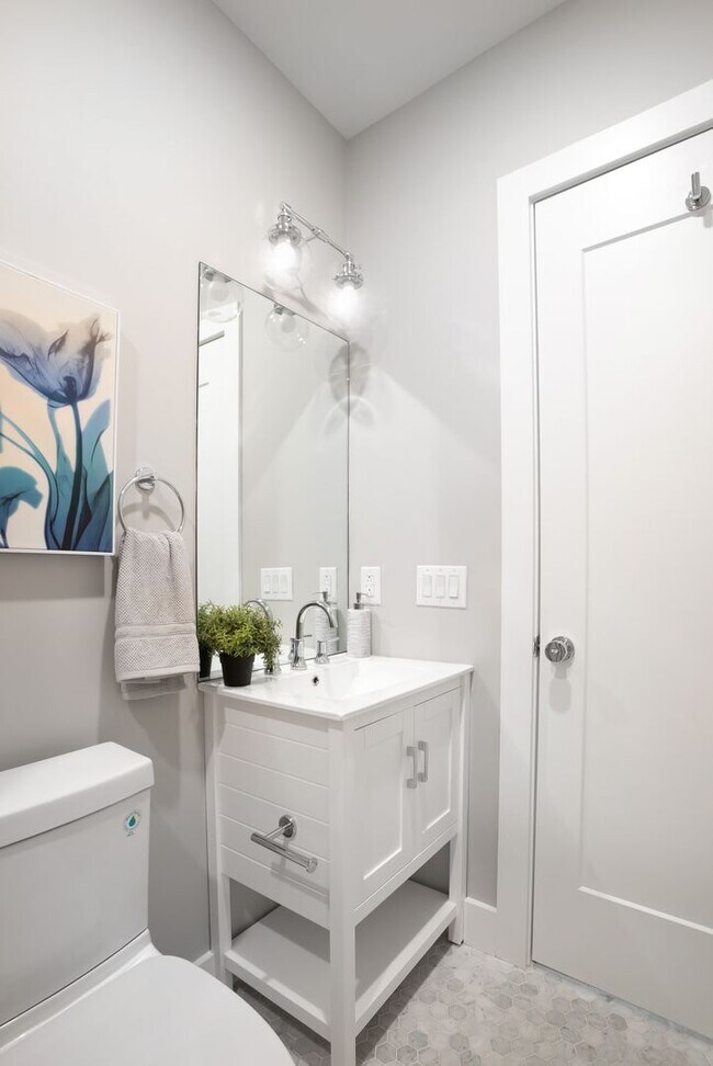 Photo - Washington Court (52 W)