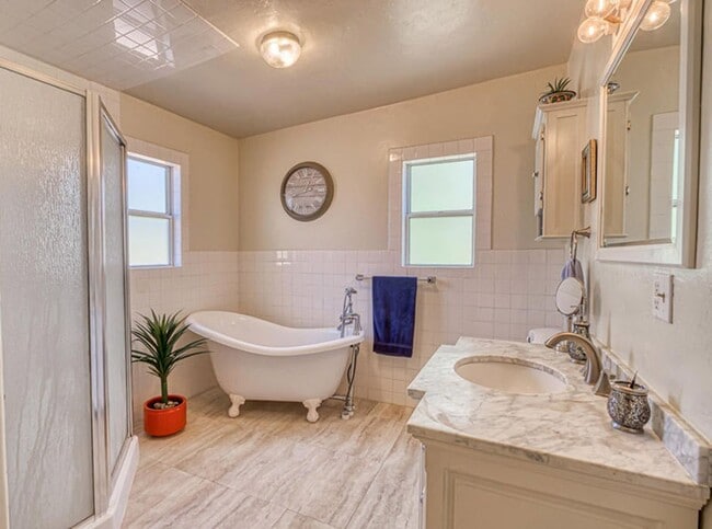 Photo - Clean and Spacious SFH downtown