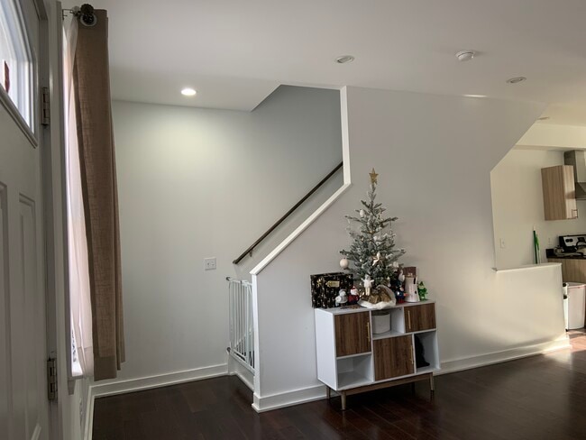 Photo - 2989 Livingston St