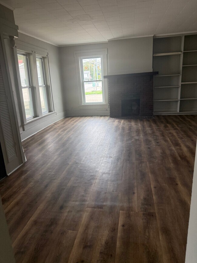 23 W Main St