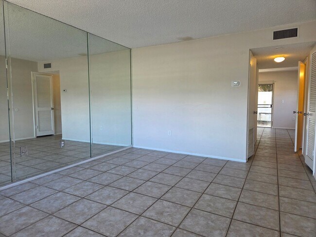 Photo - NEW PRICE / Summer Lakes-N Tamiami Trail Casa Adosada