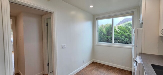 Photo - Golden Gate Heights: Remodeled, Spacious Studio w/ A/C, Laundry In-Unit and Dishwasher Unidad 1897 16th Ave.