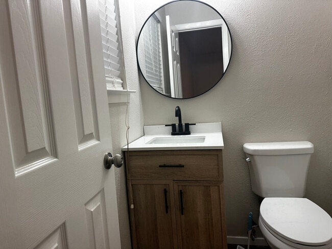 Photo - 557 NW Newton Dr