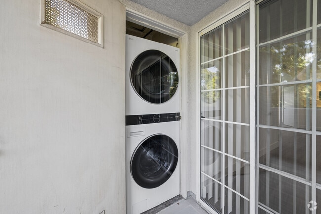A1 - 1BR, 1BA - 940SF - Laundry