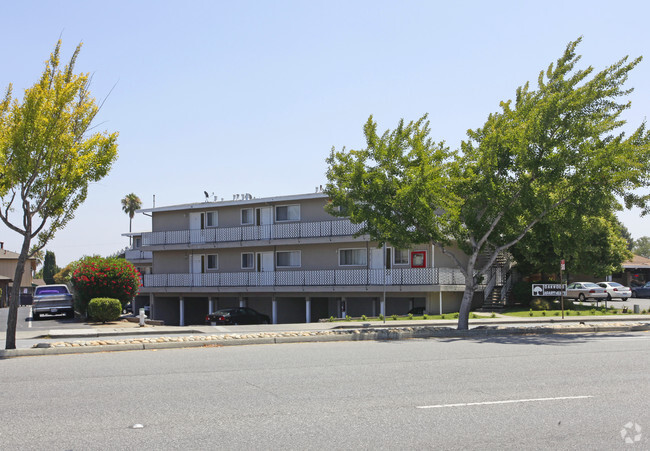 Building Photo - Oakwood Apartments