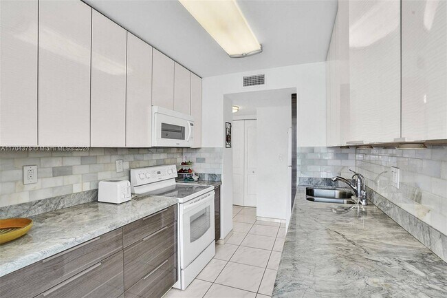 Photo - 251-174 174th St Unidad 415