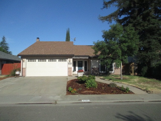 Building Photo - Beautiful home with wood floors
