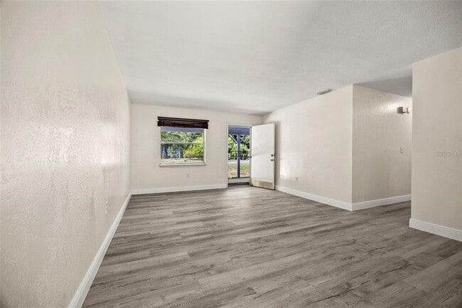 Photo - 950 Pearl Dr