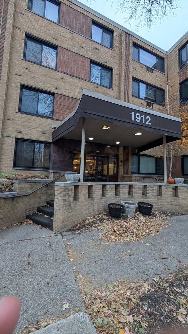 Photo - 1912 Dupont Ave S