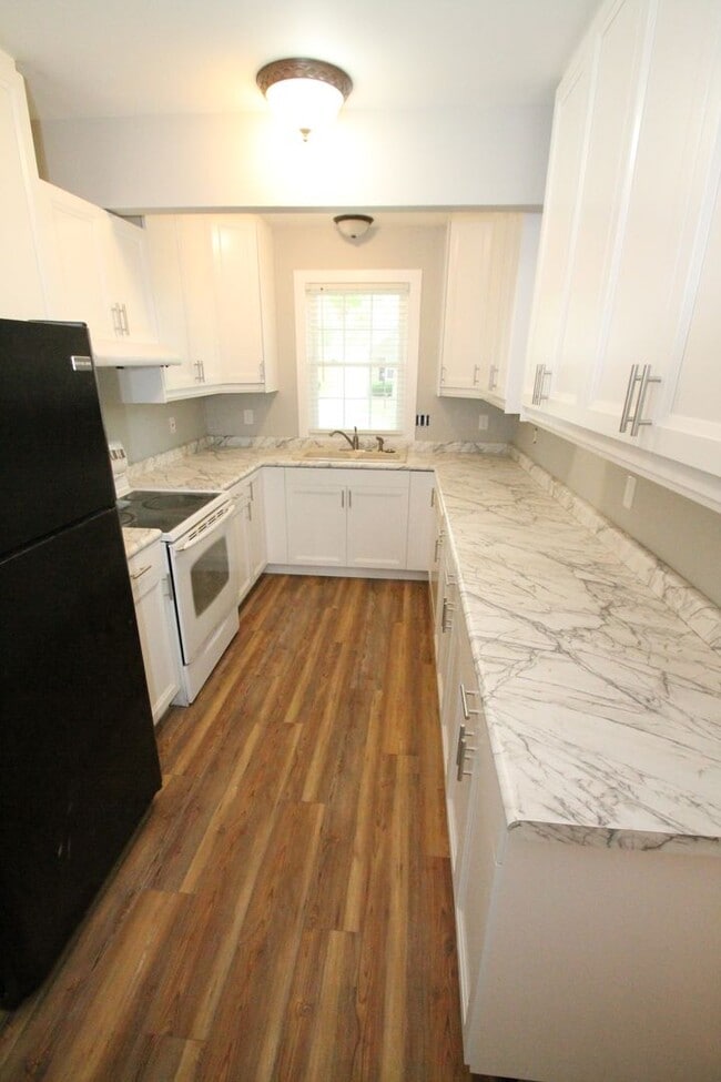 Photo - This 4br, 2bth home is for someone who wants way more than they pay for, so just keep a moving.