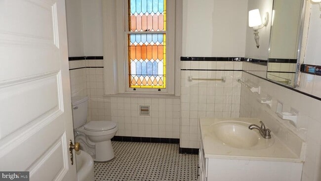 Building Photo - 200 E Walnut St Unit 4 Rental
