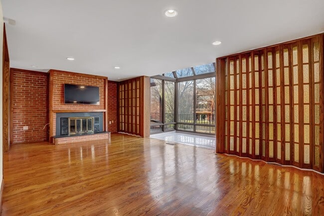 Photo - AMAZING SPACIOUS END UNIT TOWNHOUSE IN PRIME LOCATION